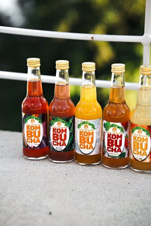 cinq bouteilles de kombucha bio