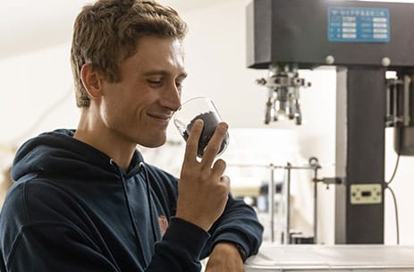 Personne en train de sentir un vert de thé pour la fabrication du kombucha