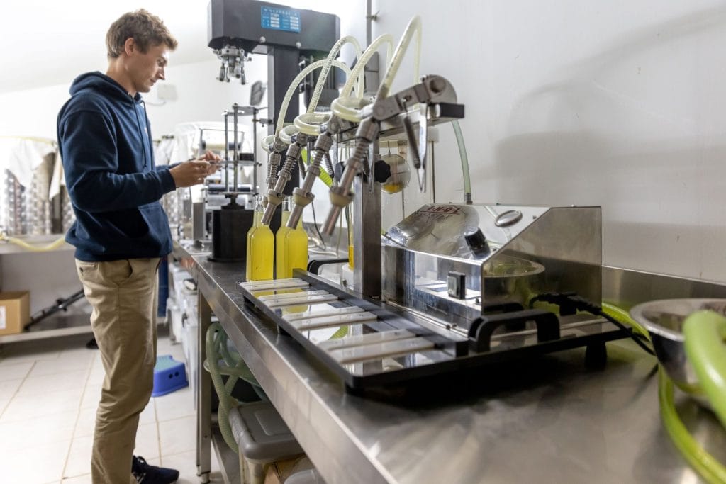 Personne dans le laboratoire pour la fabrication du kombucha